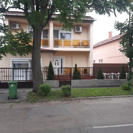 Sasfeszek Apartment ไฮจ์ดุสโซบอสโล ภายนอก รูปภาพ