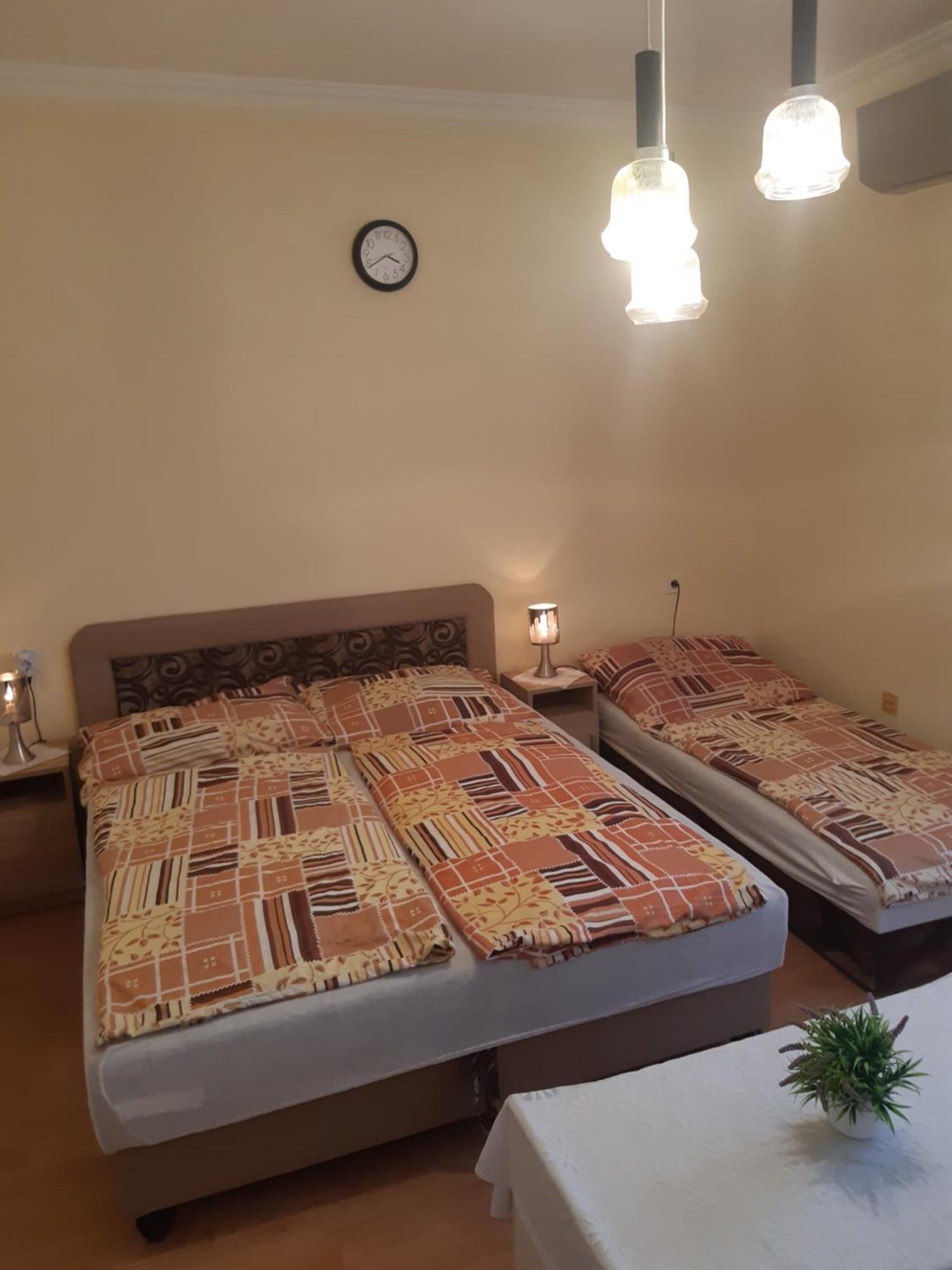 Sasfeszek Apartment ไฮจ์ดุสโซบอสโล ภายนอก รูปภาพ