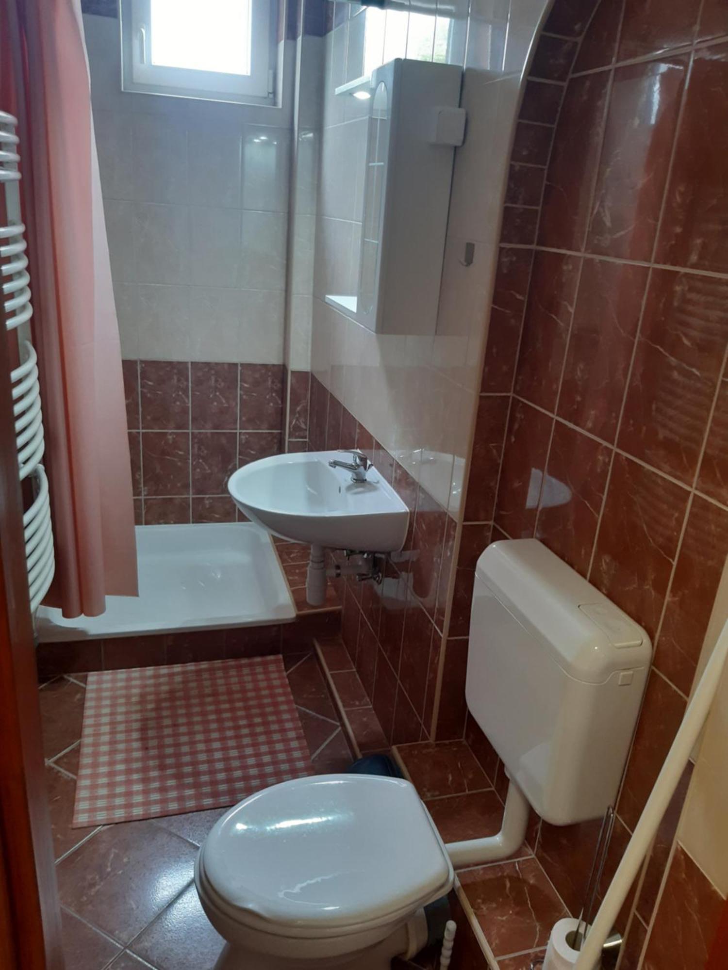 Sasfeszek Apartment ไฮจ์ดุสโซบอสโล ภายนอก รูปภาพ